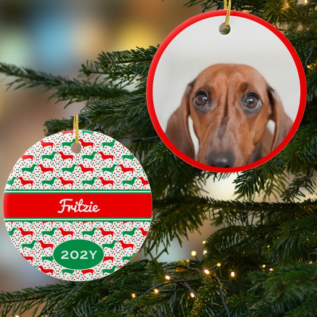 Jahr der personalisierten Dackel Foto Keramik Ornament (Personalized Photo Ornament. Cute Red and Green Dachshund pattern with Name Year on the back)