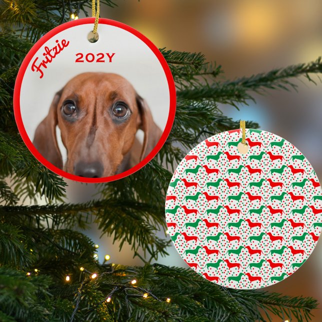 Jahr der personalisierten Dackel Foto Keramik Ornament (Personalized Photo Ornament with Name Year on Front. Cute Red and Green Dachshund pattern on back.)