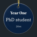Jahr Doktorand Keramik Ornament<br><div class="desc">Studentenschmuck ist es, zu bestätigen, was du gerade tust. Aber es ist wirklich an Ihnen, in die Zukunft zurückzublicken. Sie werden durch die andere Seite dieses akademischen Unterfangens kommen und lächeln, wenn Sie diesen Schmuck mit ihren Fingern, die dann Doktorand sind, wieder auf den Weihnachtsbaum aufhängen. (Hier ist die Idee:...</div>