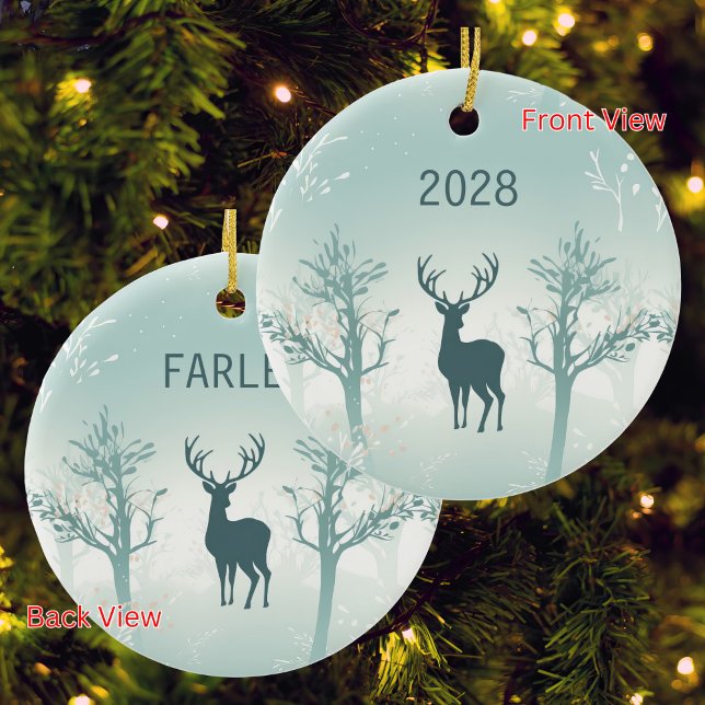 Jahr und Name personalisieren - Hirsch- und Baummu Keramik Ornament (Von Creator hochgeladen)