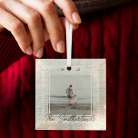 Jahr voll mit Erinnerungen Foto-Speicher-Keepsake Ornament Aus Glas<br><div class="desc">Weihnachts-Gedenkschmuck für Familie und Freunde. Modernes und minimales Design mit handgeschriebener Typografie macht einen denkwürdigen Weihnachtsschmuck, um Ihren Lieblingsmoment, Ihr Abenteuer oder Ihr Highlight aus dem Jahr zu teilen. Passen Sie mit einem speziellen Familiengedächtnis zusammen mit Datum und Jahr an. Ein einzigartiges, nicht traditionelles Weihnachtsschmuck, das perfekt zum Teilen mit...</div>