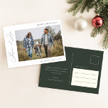 Jahreszeit der Freude Elegant Grün Foto Weihnachte Postkarte<br><div class="desc">Diese Jahreszeit der Freude Elegant Green Family Foto Weihnachtspostkarte vereint elegante Kalligraphie und minimalistisches Design für einen festlichen Urlaub Gruß. Der tiefgründige Olivenhain verleiht dem Foto eine saisonale Note, während das familiäre die zentrale Bühne einnimmt, gerahmt durch eine elegante Typografie, die "Frohe Weihnachten" mit Wärme und Aufrichtigkeit wünscht. Ob für...</div>