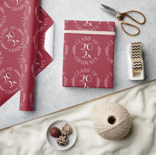 Jahrgangs-Absolvent Chic Weißes Emblem Burgunderro Geschenkpapier