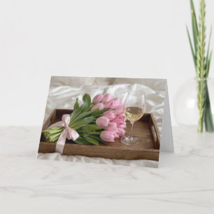 Jahrgangswein und rosa Tulpen auf Satinlaken Karte