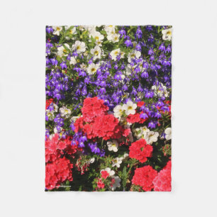 Jährliche Blume lila, rot und weiß Fleecedecke