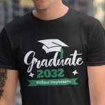 Jährliche individuelle Name-Matching-Familie T-Shirt<br><div class="desc">Feiern Sie Ihr Abschluss Jahr mit diesem modernen T - Shirt mit einer zeitgenössischen "Graduate 20XX" Typografie in Weiß und Grün dekoriert mit einer Graduierenkappe mit einer grünen Tassel; leicht anpassen Sie diesen T - Shirt mit Ihrem Abschluss Jahr und Namen durch die Bearbeitung der Vorlagenfelder. Dieser T - Shirt...</div>