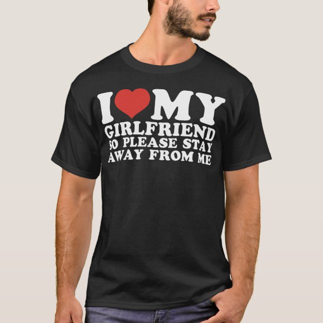 J'Aime Ma Petite Amie Alors Restez Éloigné T-Shirt (Devant)