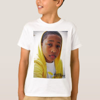 Jakob Latimore im gelben T-Shirt