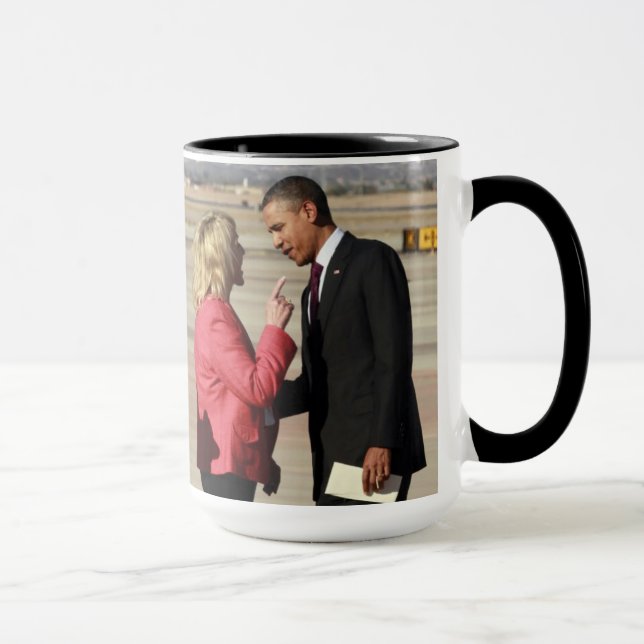Jan.-Brauer legt in Obama Tasse (Rechts)