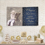 JANY Birthday Cheers Navy Blue Gold Confetti Foto Banner<br><div class="desc">Feiern Sie einen glücklichen Geburtstag mit einem Foto Blau und Gold Party Banner. Design zeigt ein Bild Ihrer Wahl, moderne Skriptkalligraphie anpassbar "Cheers to 50 Years" und Gold Imitate Folie Konfetti Punkte auf einem marineblauen Hintergrund. Bitte beachten Sie, dass der Text farbig gedruckt ist, nicht metallische Folie. Die moderne Typografie-Botschaft...</div>