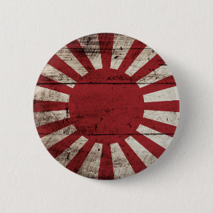 Japan aufgehende Sonnenflagge auf altem Holzkorn Button