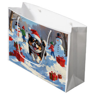 Japan-Chin läuft im Schnee mit Weihnachtsmütze Große Geschenktüte