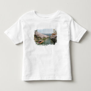 Japan, Kyoto. Blumen betrachten auf dem Boot Kleinkind T-shirt