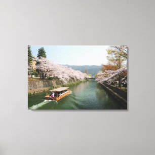 Japan, Kyoto. Blumen betrachten auf dem Boot Leinwanddruck