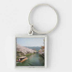 Japan, Kyoto. Blumen betrachten auf dem Boot Schlüsselanhänger