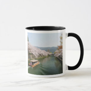 Japan, Kyoto. Blumen betrachten auf dem Boot Tasse