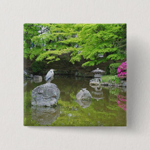 Japan, Kyoto. Heron in frischen grünen Blätter Button