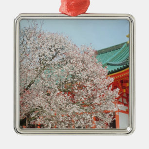 Japan, Kyoto. Kirschblüte des Shinto Ornament Aus Metall