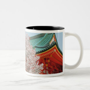Japan, Kyoto. Kirschblüte des Shinto Zweifarbige Tasse