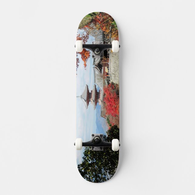 Japan, Kyoto. Kiyomizu-Tempel in Herbstfarbe Skateboard (Vorderseite)