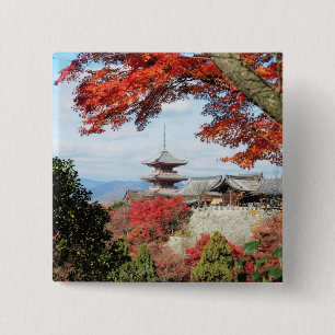 Japan, Kyoto. Kiyomizu-Tempel in Herbstfarben Button