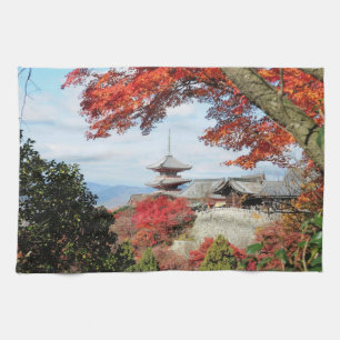 Japan, Kyoto. Kiyomizu-Tempel in Herbstfarben Handtuch