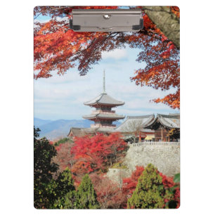 Japan, Kyoto. Kiyomizu-Tempel in Herbstfarben Klemmbrett