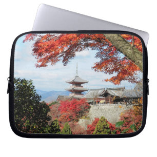 Japan, Kyoto. Kiyomizu-Tempel in Herbstfarben Laptopschutzhülle