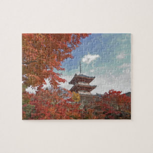 Japan, Kyoto, Pagode in Herbstfarben