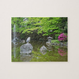 Japan, Kyoto. Reiher in frischen grünen Blättern