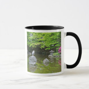 Japan, Kyoto. Reiher in frischen grünen Blättern Tasse