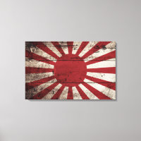 Japan steigt Sonnenflagge auf alten Holzkörnern an