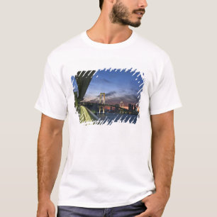 Japan. Tokio. Regenbogenbrücke in der Tokiobucht. T-Shirt
