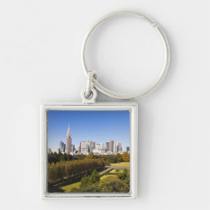 Japan. Tokio. Skyline des Bezirks Shinjuku und Schlüsselanhänger