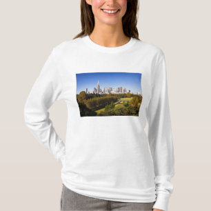 Japan. Tokio. Skyline des Bezirks Shinjuku und T-Shirt