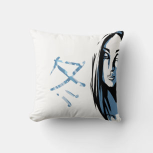 Japanerin mit winterlichem Kanji Kissen