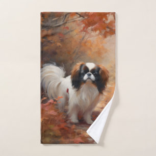 Japanese Chin dans les feuilles d'automne tombent 