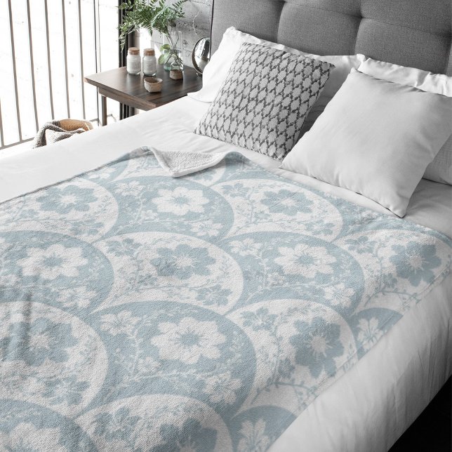 Japanese Floral Pattern in Soft Blue and White Fleecedecke (Von Creator hochgeladen)