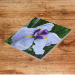 Japanisch Iris Bloom Floral Fliese<br><div class="desc">Keramik Kachel, die das Foto einer japanischen Iris Blüte mit lila, weißen und gelben Blütenfarben zeigt. Ein schönes, blumengeschmücktes Design! Wählen Sie Ihre Kachelgröße aus. Macht eine hübsche Küche trivet!</div>