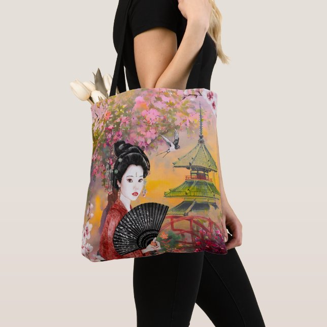 Japanisch mit einer Frau Tasche (Von Nahem)