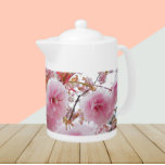 Japanisch Rosa Kirsche Blüten Blüten<br><div class="desc">Weiße Keramik Teekanne mit Deckel,  die ein Foto von hübschen,  rosa Kirschblüten,  deren japanischer Name ist Sakura. Ein schönes,  blumengeschmücktes Design!</div>