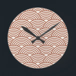 Japanisch Seigaiha Wave Rust Terracotta Runde Wanduhr<br><div class="desc">Japanische Seigaiha Wave - Schwarz und Weiß - Muster - Rost,  Erdtönen,  Terrakotta.</div>