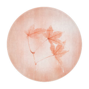 Japanische Ahorn-Blätter in Orange Schneidebrett