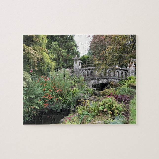 Japanische Art-Stein-Brücke in einem englischen (Horizontal)