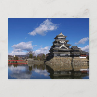Japanische Burg umgeben von einem blauen Burggrabe Postkarte