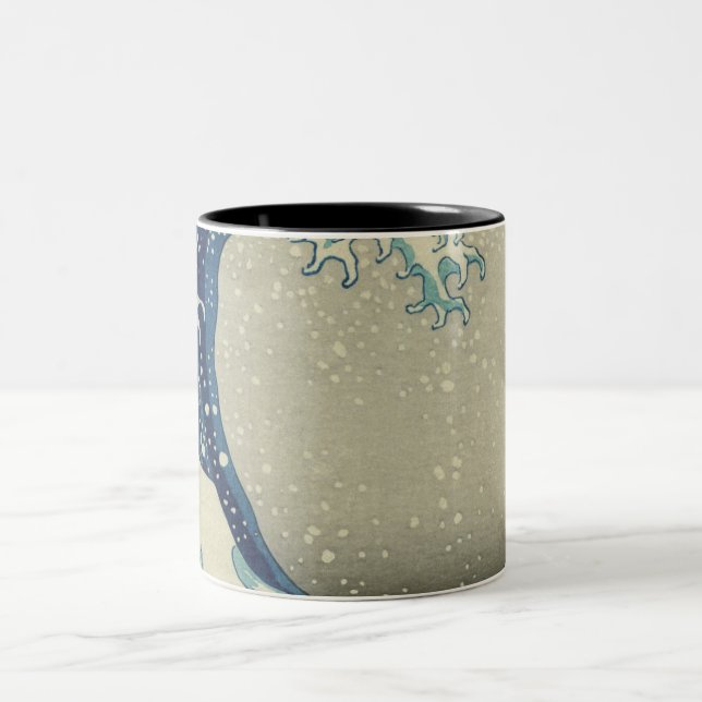 Japanische große Welle weg von Kanagawa durch Zweifarbige Tasse (Mittel)