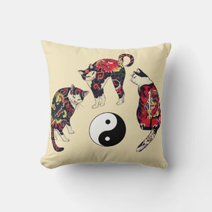 JAPANISCHE KATZEN, ROTE TATTOOS, YIN YANG KISSEN