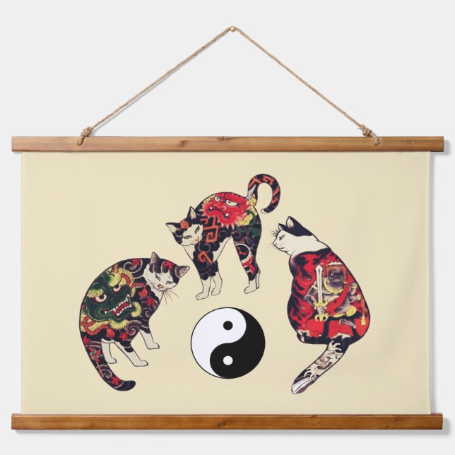 JAPANISCHE KATZEN, ROTE TATTOOS, YIN YANG WANDTEPPICH MIT HOLZRAHMEN (Vorne)