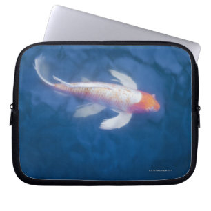 Japanische Koi-Fische im Teich, Hochwinkel Laptopschutzhülle