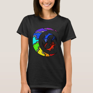 Japanische Koi-Fische und Halbmond mit Regenbogen T-Shirt